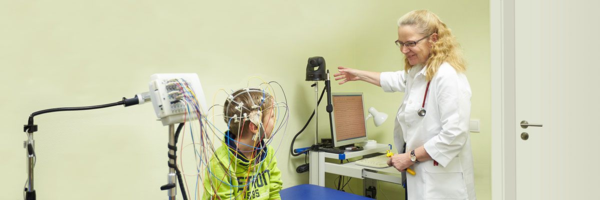 Frau Dr. Langner macht ein EEG